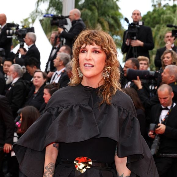 L’animatrice a posé devant les photographes dans une jupe noire à froufrous.

Daphné Bürki - Montée des marches du film « Partir un jour » pour la cérémonie d’ouverture du 78ème Festival International du Film de Cannes, au Palais des Festivals à Cannes. Le 13 mai 2025
© Jacovides-Moreau / Bestimage