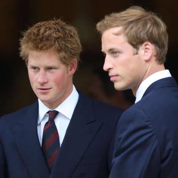 Le roi Charles III fait actuellement face à de lourds problèmes de santé. 

Les princes Harry et William et le prince Charles - 10ème anniversaire de la mort de la princesse Lady Diana ©GOFF INF / BESTIMAGE
