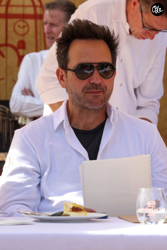 Il cuisine, fait du vélo et s'adonne à sa nouvelle passion : la guitare. 
Christophe Michalak, président du jury - Les Chefs à Saint-Tropez fêtent les producteurs 2026 avec un concours de Pâtisserie" La Tropézienne" sur la place des Lices à Saint-Tropez, le 2 mai 2026. © Jean-Marc Lhomer / Bestimage