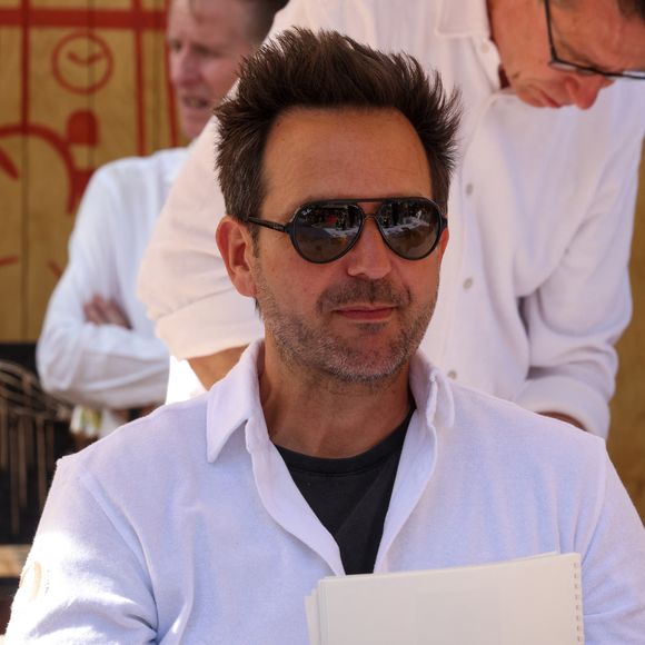 Il cuisine, fait du vélo et s'adonne à sa nouvelle passion : la guitare. 
Christophe Michalak, président du jury - Les Chefs à Saint-Tropez fêtent les producteurs 2026 avec un concours de Pâtisserie" La Tropézienne" sur la place des Lices à Saint-Tropez, le 2 mai 2026. © Jean-Marc Lhomer / Bestimage