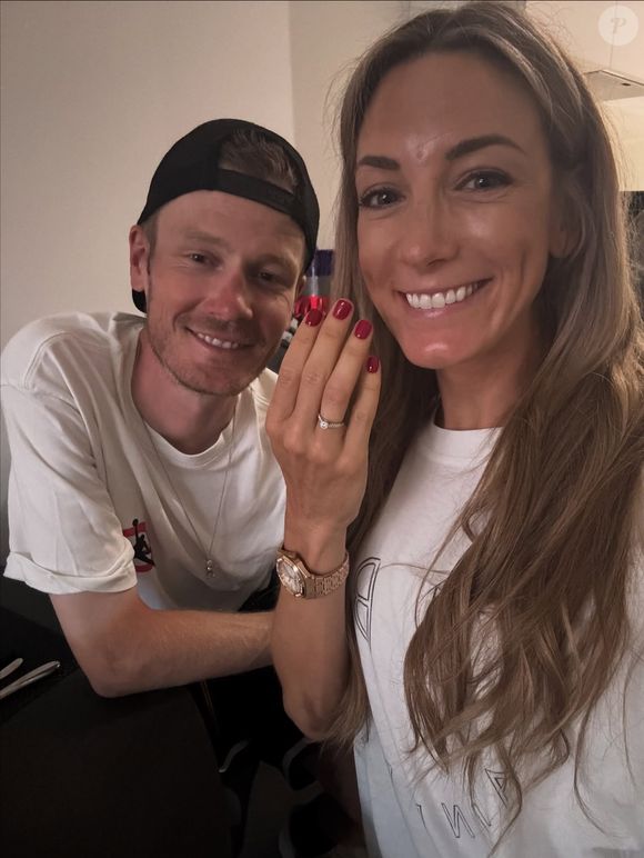Ils l'ont tous deux annoncé sur Instagram en montrant fièrement la bague au doigt de Pauline...

Pauline Ferrand-Prévôt montre fièrement sa bague de fiançailles aux côtés de son chéri, le cycliste Dylan Van Baarle, le 20 septembre 2025