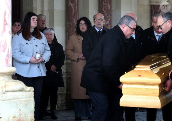 Exclusif - Obsèques de Maïté, la célèbre cuisinière et restauratrice, en présence des ses deux petites-filles Perrine et Camille Ordonez en l'église Saint-Barthélemy de Rion-des-Landes, son village natal le 26 décembre 2024. © Patrick Bernard/Bestimage