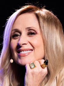Lara Fabian ouvre les portes de sa magnifique villa en Sicile qu'elle a acquise avec son mari magicien