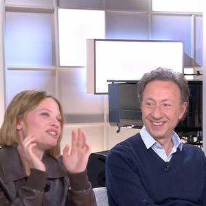 Mélanie Thierry, Stéphane Bern et Louane sur le plateau de "C à vous" ce mardi 22 avril 2025.
