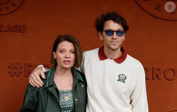 Mélanie Thierry et son compagnon le chanteur Raphaël au village lors des Internationaux de France de Tennis de Roland Garros 2025, à Paris, France, le 4 Juin 2025. © Jacovides-Moreau/Bestimage