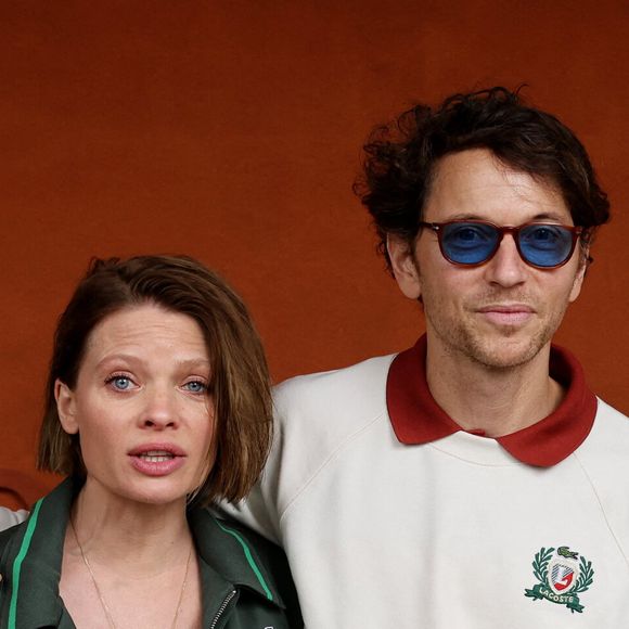 Mélanie Thierry et son compagnon le chanteur Raphaël au village lors des Internationaux de France de Tennis de Roland Garros 2025, à Paris, France, le 4 Juin 2025. © Jacovides-Moreau/Bestimage