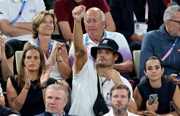 Laure Manaudou, Florent Manaudou et sa compagne Lola Dumenil  - Les célébrités en tribunes pendant l'épreuve de basketball de Demi-Finale opposant la France à l'Allemagne lors des Jeux Olympiques de Paris 2024 (JO) à l'Arena Bercy, à Paris, France, le 8 août 2024. © Jacovides-Perusseau/Bestimage