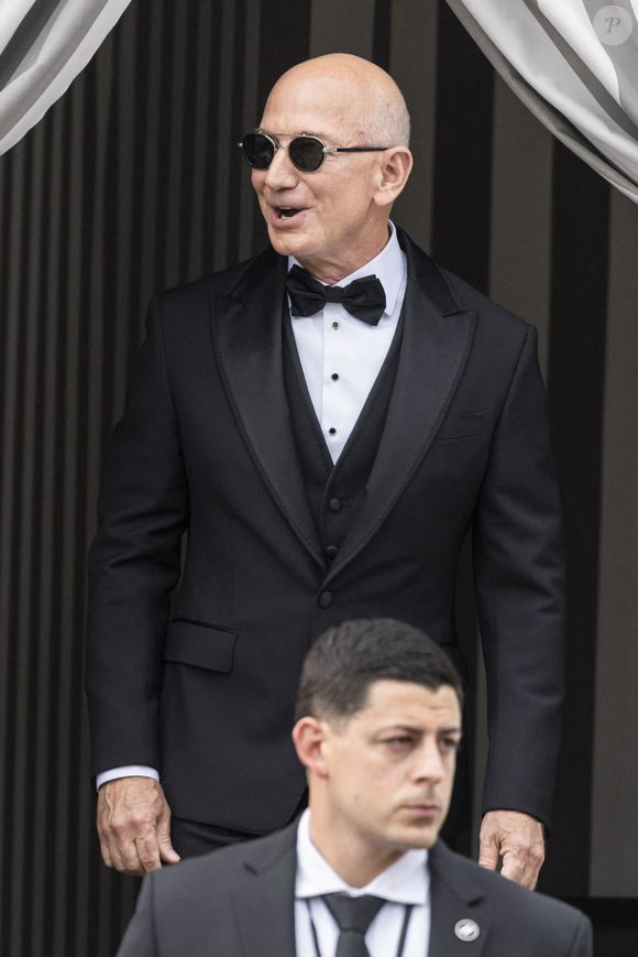 Jeff Bezos quitte l'hôtel Aman pour assister à la cérémonie de mariage sur l'île de San Giorgio avant le mariage de Jeff Bezos et Lauren Sanchez le 27 juin 2025 à Venise, Italie. Photo par Marco Piovanotto/ABACAPRESS.COM