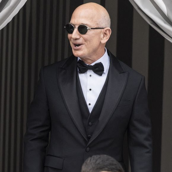 Jeff Bezos quitte l'hôtel Aman pour assister à la cérémonie de mariage sur l'île de San Giorgio avant le mariage de Jeff Bezos et Lauren Sanchez le 27 juin 2025 à Venise, Italie. Photo par Marco Piovanotto/ABACAPRESS.COM
