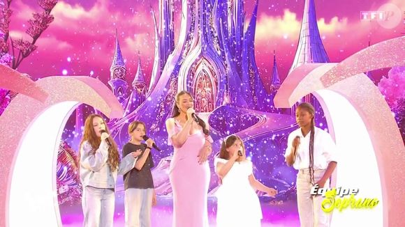 Ce changement était dû à la soirée spéciale des 40 ans des Restos du Cœur diffusée par TF1.

The Voice Kids 2025 samedi 20 septembre 2025 © TF1