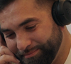 Sur ce cliché, Kendji Girac prend la pose aux côtés de ses achats.
Kendji Girac dans l'émission "Rendez-vous en terre inconnue" sur France 2, le 29 avril 2024
Photo : France 2