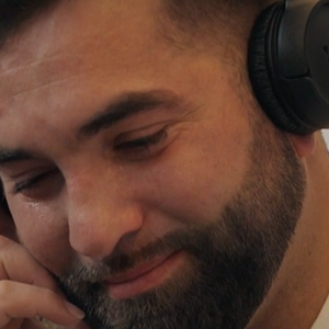 Sur ce cliché, Kendji Girac prend la pose aux côtés de ses achats.

Kendji Girac dans l'émission "Rendez-vous en terre inconnue" sur France 2, le 29 avril 2024

Photo : France 2