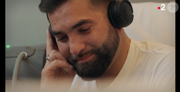 Sur ce cliché, Kendji Girac prend la pose aux côtés de ses achats.

Kendji Girac dans l'émission "Rendez-vous en terre inconnue" sur France 2, le 29 avril 2024

Photo : France 2