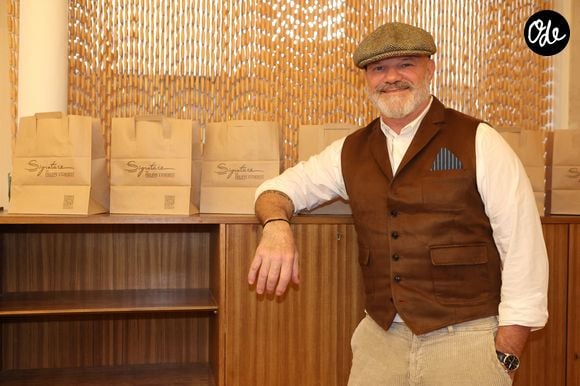 "Chaque euro récolté sera investi dans la reconstruction, alors on compte sur vous. Venez nombreux et nombreuses, ciao !", lance-t-il face caméra.

Le chef Philippe Etchebest ouvre son restaurant éphémère "Signature" du 9 au 30 octobre au 25 rue Sedaine à Paris dans le 11ème arrondissement le 8 octobre 2025. © Jean-Marc Lhomer/Bestimage