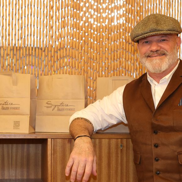 "Chaque euro récolté sera investi dans la reconstruction, alors on compte sur vous. Venez nombreux et nombreuses, ciao !", lance-t-il face caméra.

Le chef Philippe Etchebest ouvre son restaurant éphémère "Signature" du 9 au 30 octobre au 25 rue Sedaine à Paris dans le 11ème arrondissement le 8 octobre 2025. © Jean-Marc Lhomer/Bestimage