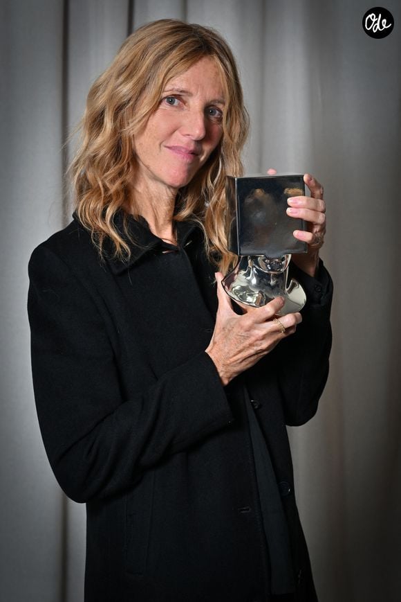 Exclusif - Sandrine Kiberlain pose avec son Prix, reçu au Festival de Nice Cinéroman à Nice, le 5 octobre 2024. © Bebert-Jacovides/Bestimage