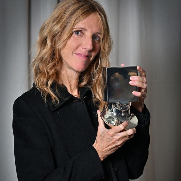 Exclusif - Sandrine Kiberlain pose avec son Prix, reçu au Festival de Nice Cinéroman à Nice, le 5 octobre 2024. © Bebert-Jacovides/Bestimage