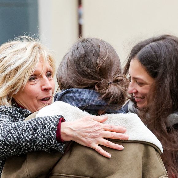Evelyne Dhéliat réconforte les filles de C.Laborde, Pia Laborde et Gabrièle Laborde - Sortie des obsèques de Catherine Laborde en l'église Saint-Roch à Paris, le 6 février 2025.