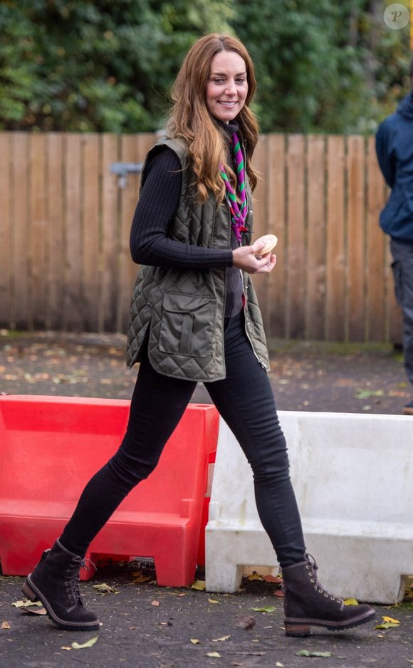 Cette veste coton huilée est une pièce maitresse dans les vestiaires de Windsor, et bien sûr si Diana en possédait une, Kate Middleton, elle aussi.

Catherine Kate Middleton, duchesse de Cambridge lors d'une visite aux scouts à Alexandra Park pour leur campagne © Backgrid UK/ Bestimage