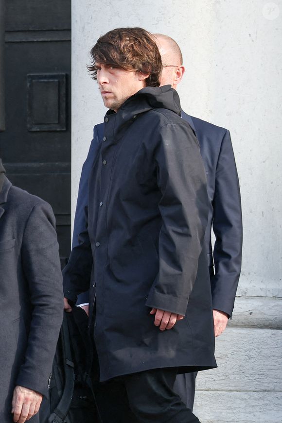 Le producteur du film, Hugo Sélignac, a fini par sortir du silence pour donner sa vérité.

Hugo Sélignac à la sortie des obsèques d'Emilie Dequenne au cimetière Père Lachaise à Paris, France, le 26 mars 2025. © Cyril Moreau/Bestimage