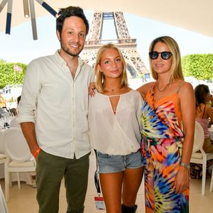 "Mon anniversaire le plus spécial. J’ai 35 ans et, il y a quelques mois, je me suis évadé. C’est boueux, c’est froid, c’est douloureux."

Exclusif - Vianney avec Luna Coupérie-Eiffel et Philippine Coupérie Eiffel dans la tente VIP lors du Longines Paris Eiffel Jumping au pied de la Tour Eiffel sur le Champ-de-Mars à Paris, France, le 21 juin 2025.
© Perusseau-Veeren/Bestimage