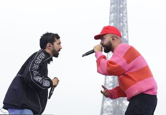 Bigflo et Oli (Florian et Olivier Ordonnez) lors du concert à l'occasion de l'opération "vacances de OUF, journée des oubliés des vacances" pour les 80 ans du Secours Populaire au Champ-de-Mars à Paris le 20 août 2025. © Coadic Guirec / Bestimage