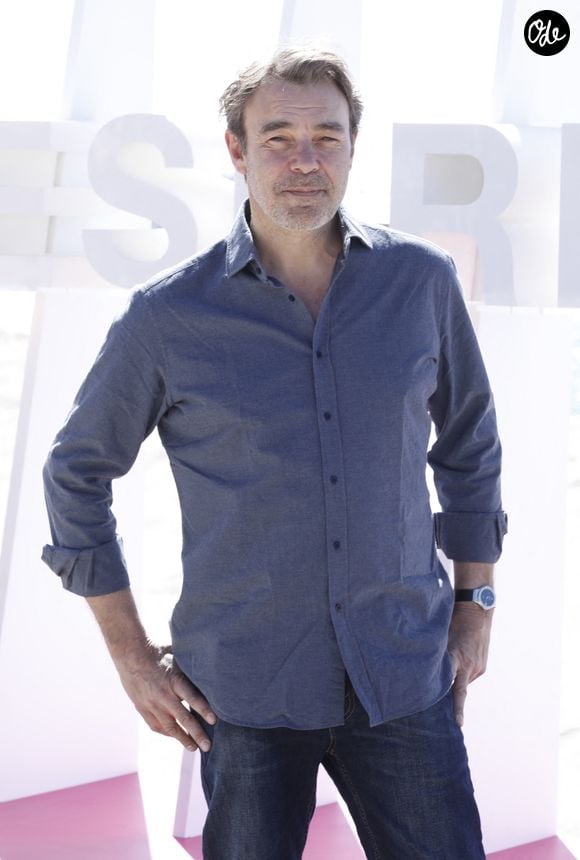 Il découvre le lendemain que son tournage est prévu de 6 h à midi.

Patrick Puydebat (Les mystères de l'Amour) lors du photocall de 'CanneSeries ' Saison 6 au Palais des Festivals de Cannes le 15 Avril 2023. © Denis Guignebourg/Bestimage