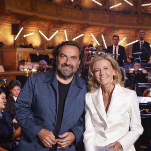 Exclusif - Claire Chazal, André Manoukian lors de l'enregistrement de l'émission Le Grand Echiquier - Spécial Claude François présentée par C.Chazal et A.Manoukian et diffusée le 13 janvier sur France, à l'Opéra royal du château de Versailles, accompagné par l'Orchestre de l'Opéra Royal à Versailles, France, le 16 septembre 2025. Jack Tribeca/Bestimage