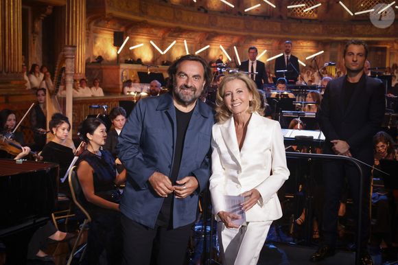 Exclusif - Claire Chazal, André Manoukian lors de l'enregistrement de l'émission Le Grand Echiquier - Spécial Claude François présentée par C.Chazal et A.Manoukian et diffusée le 13 janvier sur France, à l'Opéra royal du château de Versailles, accompagné par l'Orchestre de l'Opéra Royal à Versailles, France, le 16 septembre 2025. Jack Tribeca/Bestimage