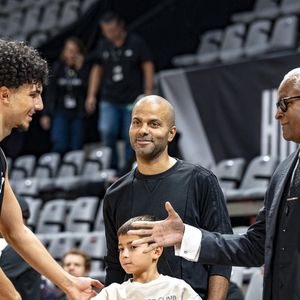 Il y est parvenu, mais son père a pris sa revanche

Tony Parker avec son fils Josh et son père Tony Parker Sr salue Adam Atamna - Basket-ball : Betclic Elite - Villeurbanne Vs Nancy (115-71) à l’Astroballe de Villeurbanne le 28 septembre 2025. © Sandrine Thesillat / PsNewZ/Bestimage