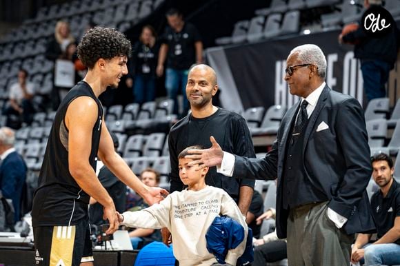 Il y est parvenu, mais son père a pris sa revanche

Tony Parker avec son fils Josh et son père Tony Parker Sr salue Adam Atamna - Basket-ball : Betclic Elite - Villeurbanne Vs Nancy (115-71) à l’Astroballe de Villeurbanne le 28 septembre 2025. © Sandrine Thesillat / PsNewZ/Bestimage