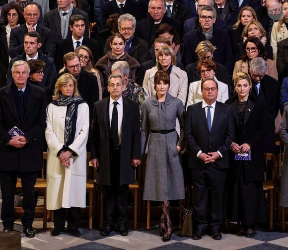 Un sans-faute pour Carla Bruni !

Michel Barnier et sa femme Isabelle Altmayer, Nicolas Sarkozy, sa femme Carla Bruni, François Hollande et sa femme Julie Gayet, Anne Hidalgo Cérémonie de réouverture de la cathédrale Notre-Dame de Paris. 
© Dominique Jacovides / Bestimage