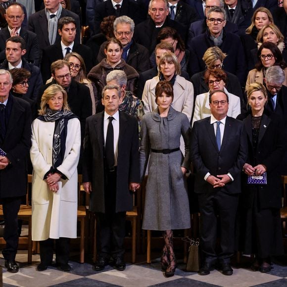 Un sans-faute pour Carla Bruni !

Michel Barnier et sa femme Isabelle Altmayer, Nicolas Sarkozy, sa femme Carla Bruni, François Hollande et sa femme Julie Gayet, Anne Hidalgo Cérémonie de réouverture de la cathédrale Notre-Dame de Paris. 
© Dominique Jacovides / Bestimage