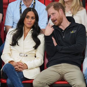 En 2020, Meghan Markle et le prince Harry ont quitté avec fracas la monarchie anglaise. Désormais, ils vivent en Californie avec leurs deux enfants : Archie et Lilibet...

Le prince Harry et Meghan Markle assistent à la finale d'athlétisme, au deuxième jour des Invictus Games 2020 à La Haye, le 17 avril 2022. (Julien Burton / Bestimage).