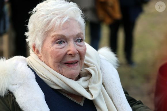 "Lille, c'est le point de départ de mon aventure à travers le monde ! Tout est parti de mes débuts ici, à Lille."

Line Renaud - Line Renaud, 97 ans, a inauguré un jardin public qui porte son nom, à Lille, France, le mercredi 17 décembre 2025.

© Claude Dubourg/Bestimage