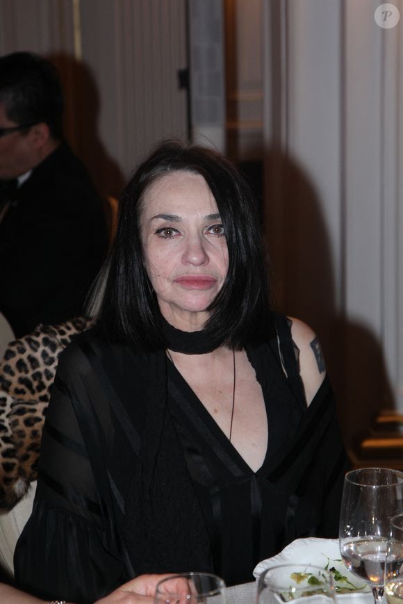 "Je voulais me sauver sans qu’ils s’en rendent compte. Alors avec une copine on a mis des trucs dans leurs verres pour qu’ils s’endorment… Mais en fait ils l’ont vu et ça les aurait tués s’ils l’avaient bu !"

Béatrice Dalle à la 48ème édition de la soirée de gala "The Best Awards" à l'hôtel George V Four Seasons à Paris le 26 janvier 2026.
© Philippe Baldini / Bestimage