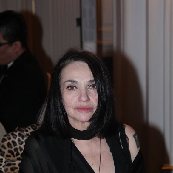 "Je voulais me sauver sans qu’ils s’en rendent compte. Alors avec une copine on a mis des trucs dans leurs verres pour qu’ils s’endorment… Mais en fait ils l’ont vu et ça les aurait tués s’ils l’avaient bu !"

Béatrice Dalle à la 48ème édition de la soirée de gala "The Best Awards" à l'hôtel George V Four Seasons à Paris le 26 janvier 2026.
© Philippe Baldini / Bestimage