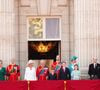Chaque année, les membres actifs de la famille royale britannique se présentent au balcon pour cet événement prestigieux.
(de gauche à droite) Le duc et la duchesse de Gloucester, le duc et la duchesse d'Édimbourg, la reine Camilla, le roi Charles III, le prince Louis, le prince de Galles, le prince George, la princesse de Galles, la princesse Charlotte, le duc de Kent, la princesse royale et le vice-amiral Sir Tim Laurence au balcon du palais de Buckingham, à Londres, pour assister au défilé aérien qui suivra la cérémonie de la montée des couleurs dans le centre de Londres, à l'occasion de l'anniversaire officiel du roi Charles III. Le 14 juin 2025. Photo by Aaron Chown/PA Wire/ABACAPRESS.COM