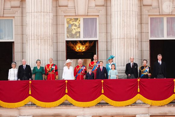 Chaque année, les membres actifs de la famille royale britannique se présentent au balcon pour cet événement prestigieux. 

(de gauche à droite) Le duc et la duchesse de Gloucester, le duc et la duchesse d'Édimbourg, la reine Camilla, le roi Charles III, le prince Louis, le prince de Galles, le prince George, la princesse de Galles, la princesse Charlotte, le duc de Kent, la princesse royale et le vice-amiral Sir Tim Laurence au balcon du palais de Buckingham, à Londres, pour assister au défilé aérien qui suivra la cérémonie de la montée des couleurs dans le centre de Londres, à l'occasion de l'anniversaire officiel du roi Charles III.  Le 14 juin 2025. Photo by Aaron Chown/PA Wire/ABACAPRESS.COM