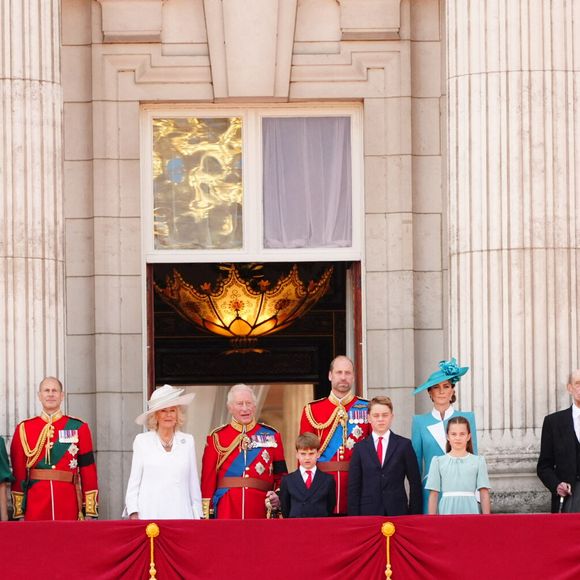 Chaque année, les membres actifs de la famille royale britannique se présentent au balcon pour cet événement prestigieux. 

(de gauche à droite) Le duc et la duchesse de Gloucester, le duc et la duchesse d'Édimbourg, la reine Camilla, le roi Charles III, le prince Louis, le prince de Galles, le prince George, la princesse de Galles, la princesse Charlotte, le duc de Kent, la princesse royale et le vice-amiral Sir Tim Laurence au balcon du palais de Buckingham, à Londres, pour assister au défilé aérien qui suivra la cérémonie de la montée des couleurs dans le centre de Londres, à l'occasion de l'anniversaire officiel du roi Charles III.  Le 14 juin 2025. Photo by Aaron Chown/PA Wire/ABACAPRESS.COM