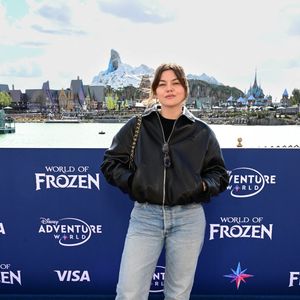 Louane Emera - Inauguration du village de la Reine des Neiges sur le site de Disneyland Paris à Marne-la-Vallée le 28 mars 2026. © Disneyland Paris via Bestimage
