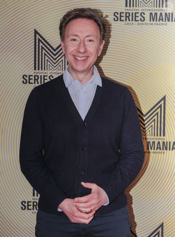 Et précisé que sa participation à DALS est une parenthèse et qu’il reste attaché au service public.

Stéphane Bern donne une conférence sur "La royauté et les séries" lors du Series Mania Festival à Lille le 22 mars 2022. © Stéphane Vansteenkiste/Bestimage