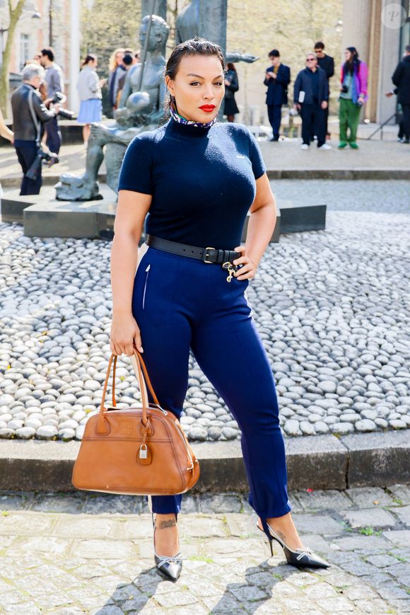 Paloma Elsesser aux arrivées au défilé Miu Miu Collection Femme Prêt-à-Porter Automne/Hiver 2026-2027 lors de la Fashion Week de Paris (PFW) au palais d'lena conseil Economique, social et environnemental, à Paris, France, le 10 mars 2026. © Denis Guignebourg/Bestimage