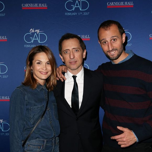 Exclusif - Gad Elmaleh avec son frère Arié Elmaleh et son ex-compagne Barbara Schulz lors du photocall du spectacle de Gad Elmaleh "Oh My Gad" au "Carnegie Hall" à New York, le 11 février 2017. © Dominique Jacovides/Bestimage