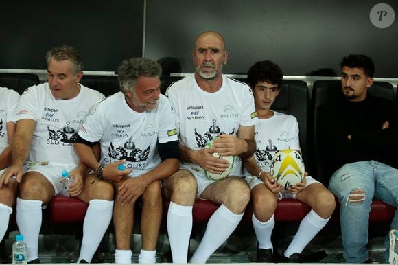 L'ancien joueur de football français Eric Cantona et son fils Emir se tiennent sur le terrain à la mi-temps. Match de charité pour l'association Un Espoir, Un Sourire Pour La Vie. Des légendes du football, mais aussi du rugby et quelques personnalités, sont présentes pour un match de mi-temps foot, mi-temps rugby. Nice, France, 26 septembre 2022. Photo Patrick Aventurier/ABACAPRESS.COM
