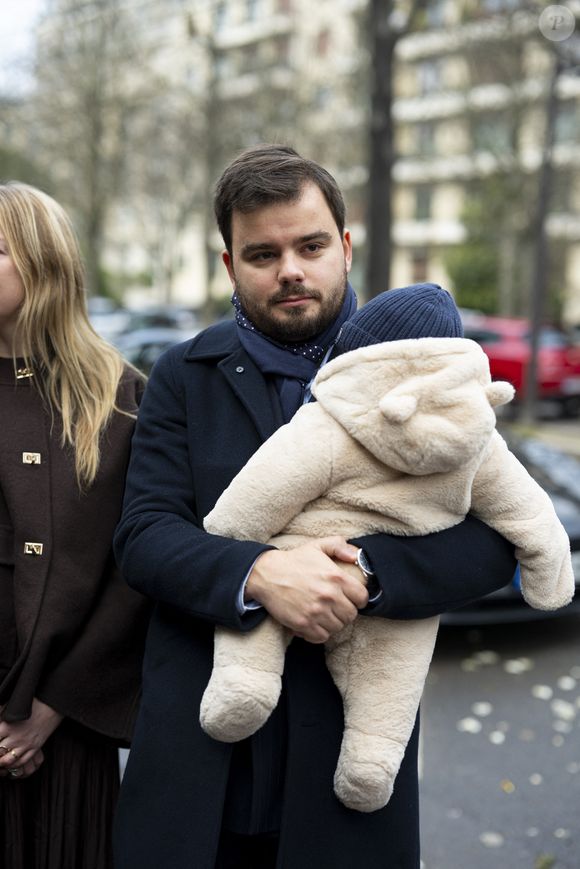 Gauthier Le Bret et son fils, Marcel (cinq mois) dans ses bras - Mariage civil de Georges Fenech et Amélie Leperre-Dimeglio à la mairie du 16ème arrondissement de Paris le 31 janvier 2026.

© Pierre Perusseau / Bestimage