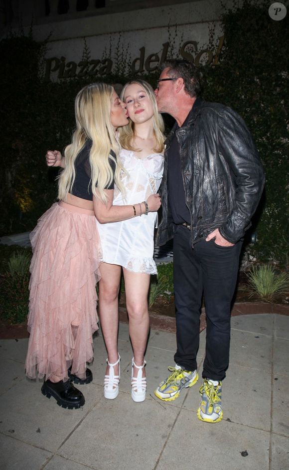 Exclusif - Tori Spelling, Stella McDermott, Dean McDermott à Los Angeles,Californie, Etats-Unis, le 11 juin 2023. 

Photo : Backgrid USA / Bestimage