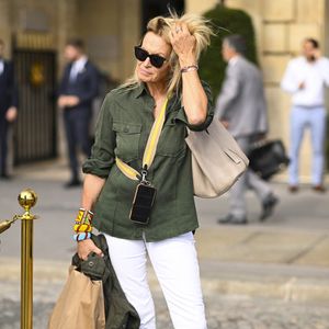 Mais le lendemain du mariage Estelle Lefébure a malheureusement perdu son père, Gilles, qui souffrait d'une leucémie, comme elle l'a rapporté dans l'émission "Dans le rétro" diffusée sur France Bleu le 12 février.

Exclusif - Estelle Lefébure à la sortie de l'hôtel Crillon à Paris, lors de la fashion week. Le 28 septembre 2023. (T.Da Silva - Pierre Perusseau / Bestimage).