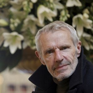 Une commune qui séduit de plus en plus d'acquéreurs, notamment grâce à des prix de l'immobilier particulièrement attractifs.

L'acteur, metteur en scène et chanteur français Lambert Wilson avant son récital de poèmes à l'hôtel Hermitage à Monaco, le 26 mars 2026. © Jean-François Ottonello/Nice Matin/Bestimage