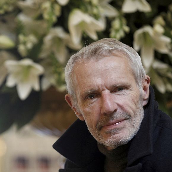 Une commune qui séduit de plus en plus d'acquéreurs, notamment grâce à des prix de l'immobilier particulièrement attractifs.

L'acteur, metteur en scène et chanteur français Lambert Wilson avant son récital de poèmes à l'hôtel Hermitage à Monaco, le 26 mars 2026. © Jean-François Ottonello/Nice Matin/Bestimage